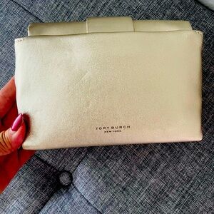 Designer RARE..Tory Burch evening purse
Gold with crystal embellishment
160.00